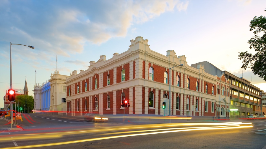 Launceston toont een zonsondergang en historisch erfgoed