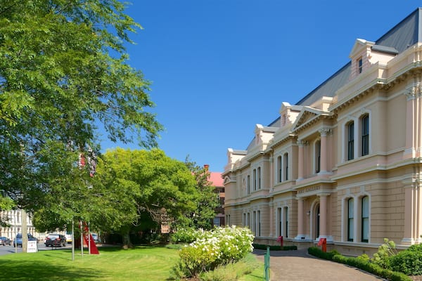 Queen Victoria Art Gallery som inkluderar ett hus, en trÀdgÄrd och historiska element