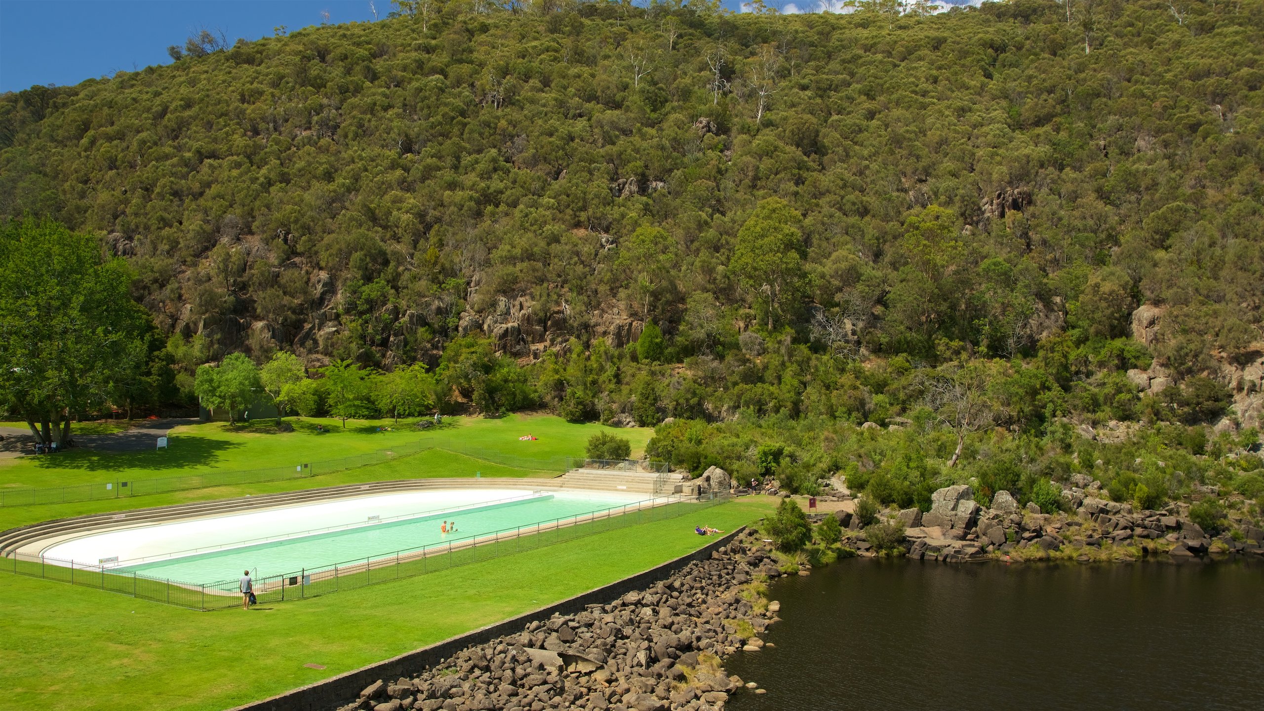 Cataract Gorge presenterar en park, en sjö eller ett vattenhål och stillsam natur