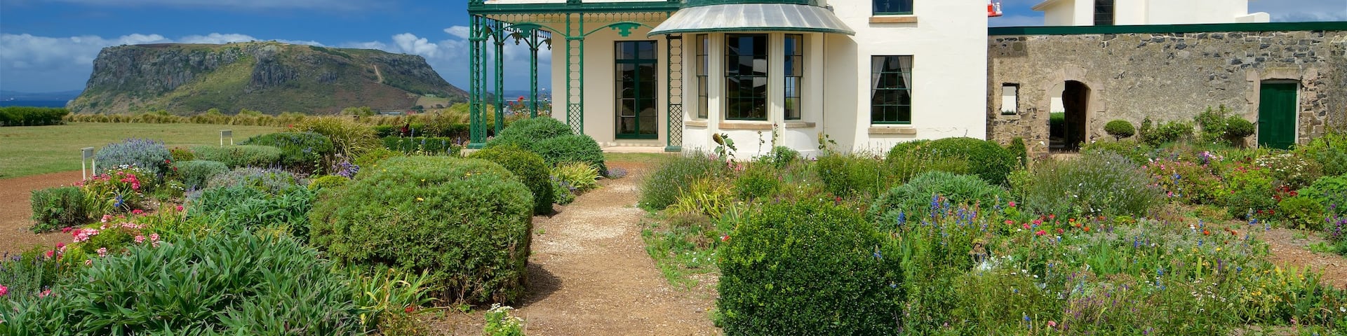 Highfield Histroric Site mit einem Blumen, Garten und Berge