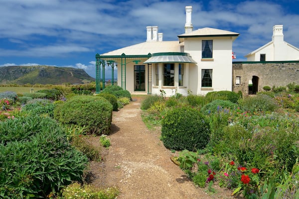 Highfield Historic Site qui includes montagnes, jardin et fleurs