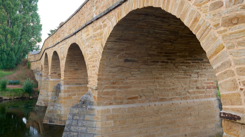 Richmond montrant patrimoine historique, rivière ou ruisseau et pont