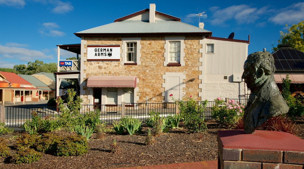 Hahndorf toont een standbeeld of beeldhouwwerk en een tuin