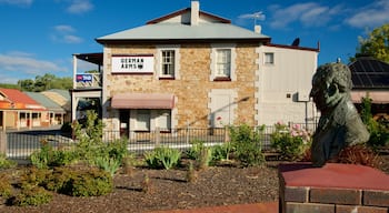 Hahndorf mostrando statua o scultura e giardino