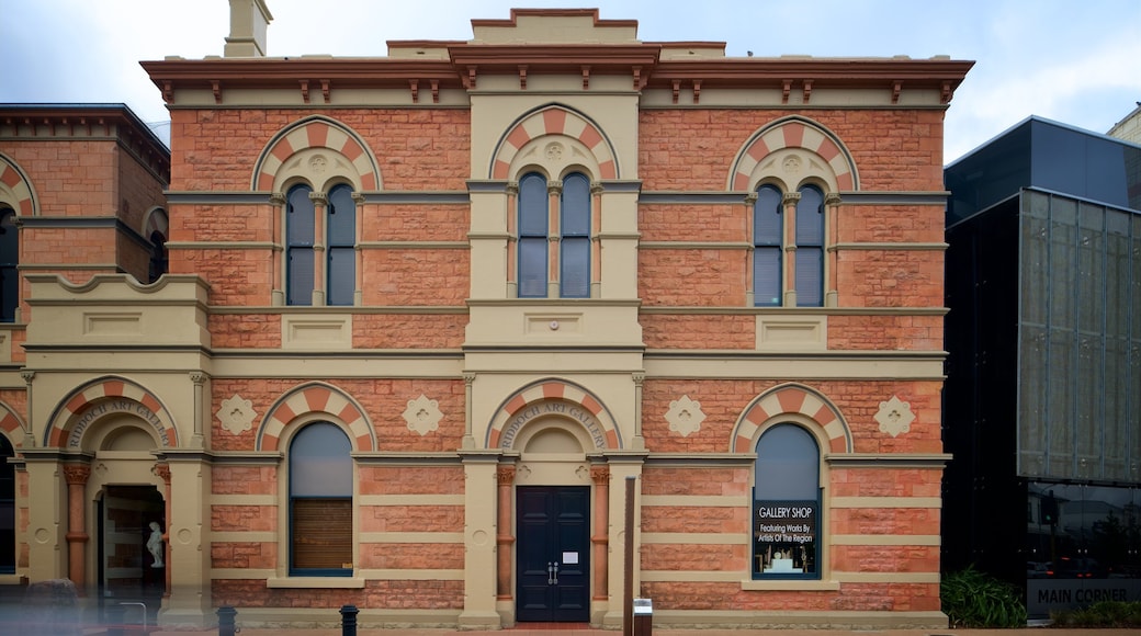 Mount Gambier showing heritage elements