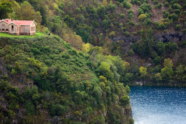 Réserve de Blue Lake montrant maison, gorge ou canyon et lac ou étang