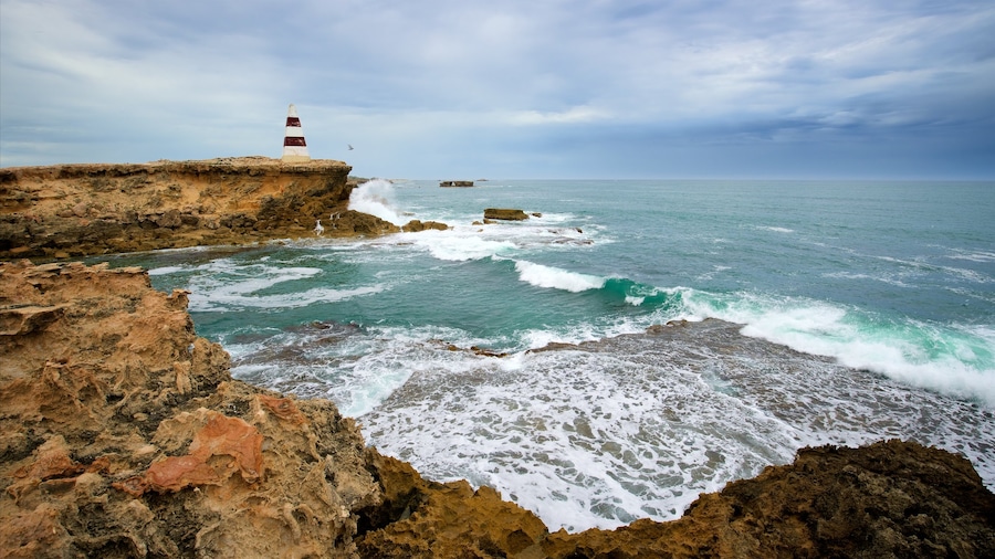 Obelisco de Robe que inclui litoral acidentado, um farol e paisagens litorâneas