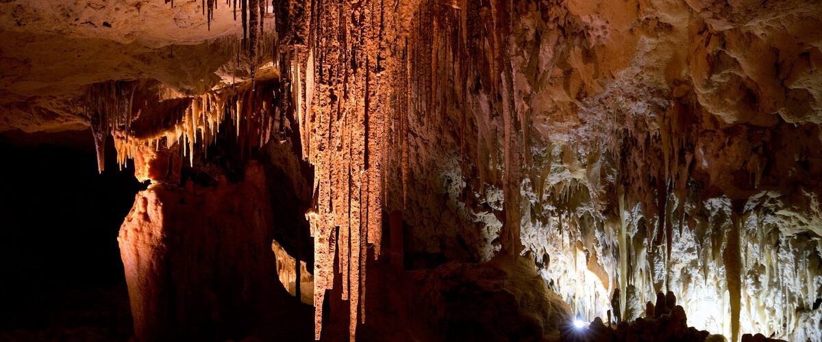 Kelly Hilln luonnonpuisto joka esittää luolat