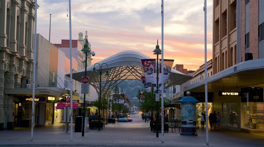 Brisbane Street Mall ซึ่งรวมถึง พระอาทิตย์ตก และ ช้อปปิ้ง