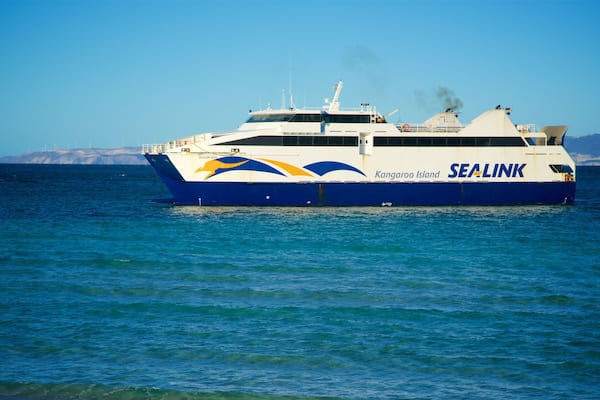 Terminal de ferry Sealink mettant en vedette vues littorales et croisiĂšre