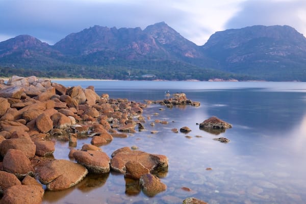 Coles Bay mit einem Berge, FelskĂŒste und allgemeine KĂŒstenansicht