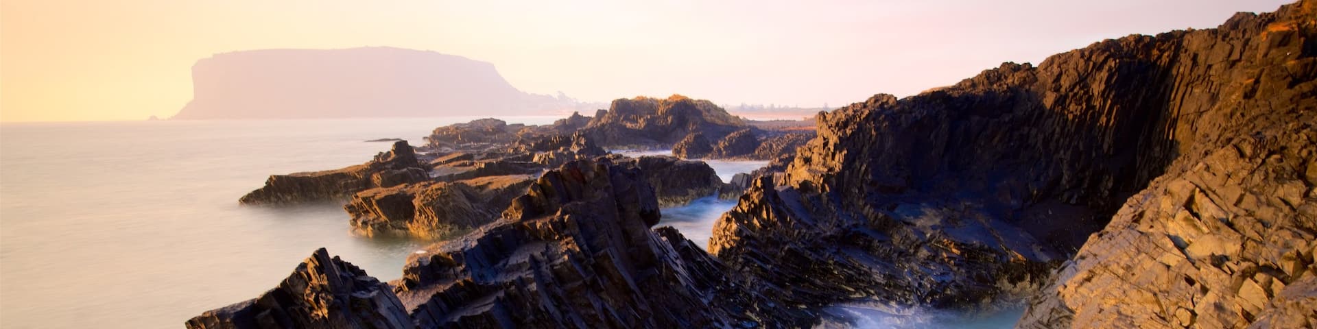 Stanley welches beinhaltet schroffe Küste, Sonnenuntergang und Bucht oder Hafen