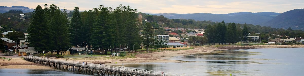 Victor Harbor mit einem Strand, Küstenort und Brücke