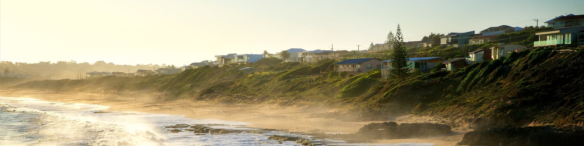 Port Elliot mit einem Küstenort, Wellen und Strand