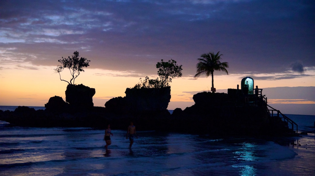 Visayan mettant en vedette coucher de soleil, scènes tropicales et images d\'île