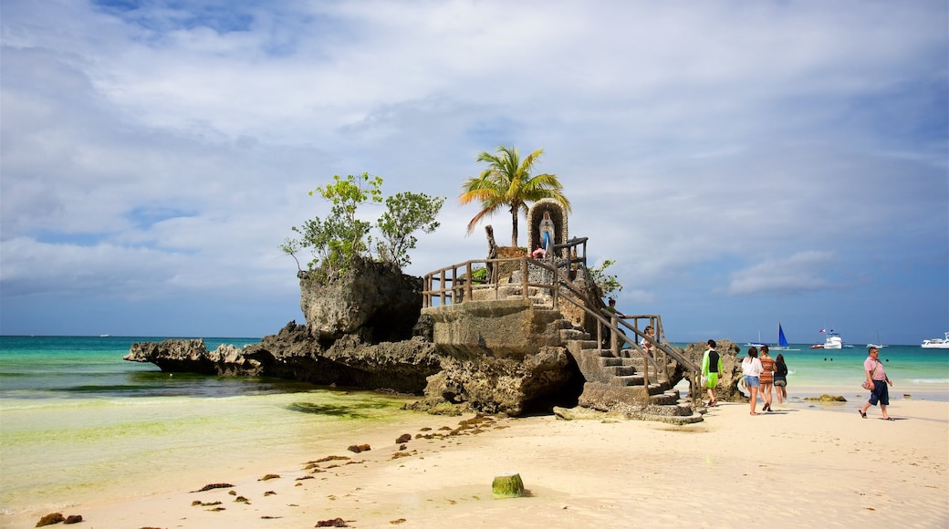 Visayan mettant en vedette plage de sable, scènes tropicales et vues d\'île