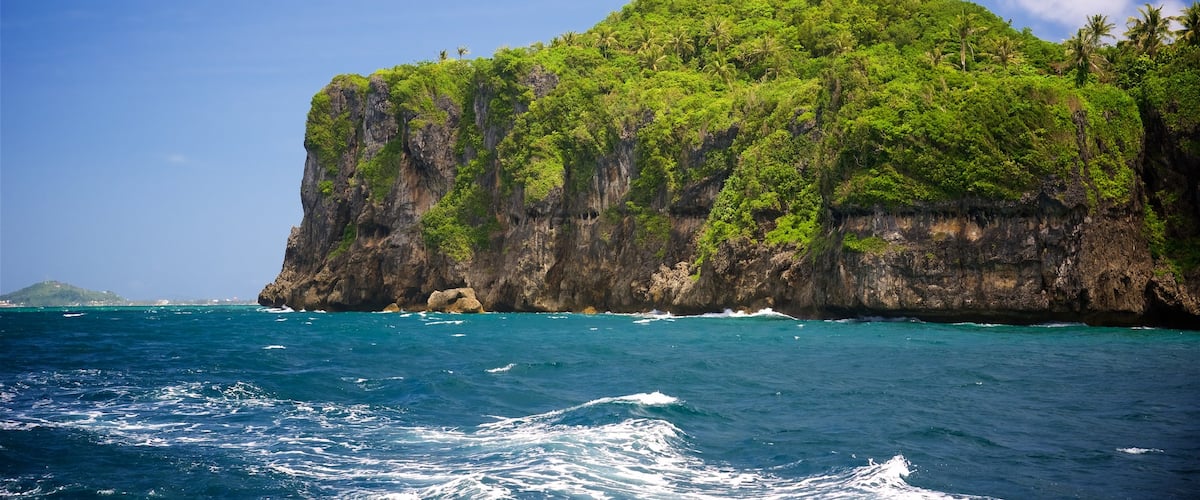 Ariels Point showing rocky coastline, tropical scenes and island images
