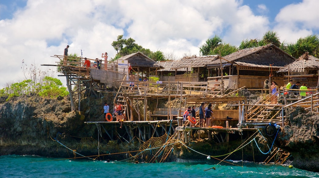 Boracay Island joka esittää trooppiset näkymät ja kallioinen rannikko sekä suuri ryhmä ihmisiä