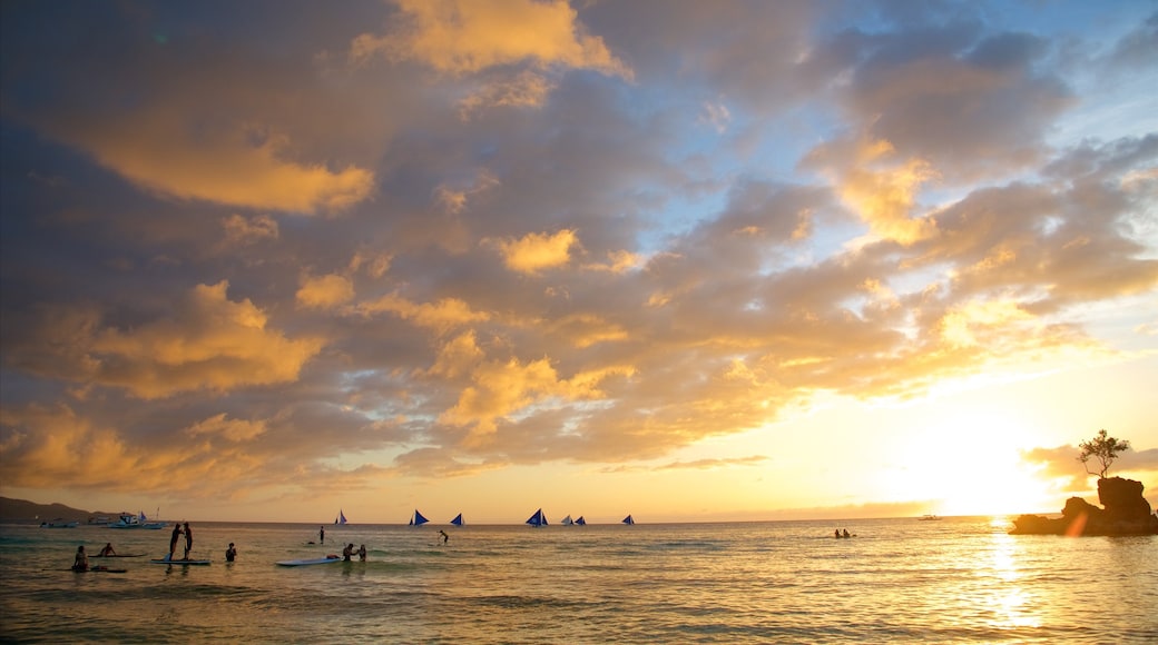 Aklan che include tramonto, kayak o canoa e vista dell\'isola