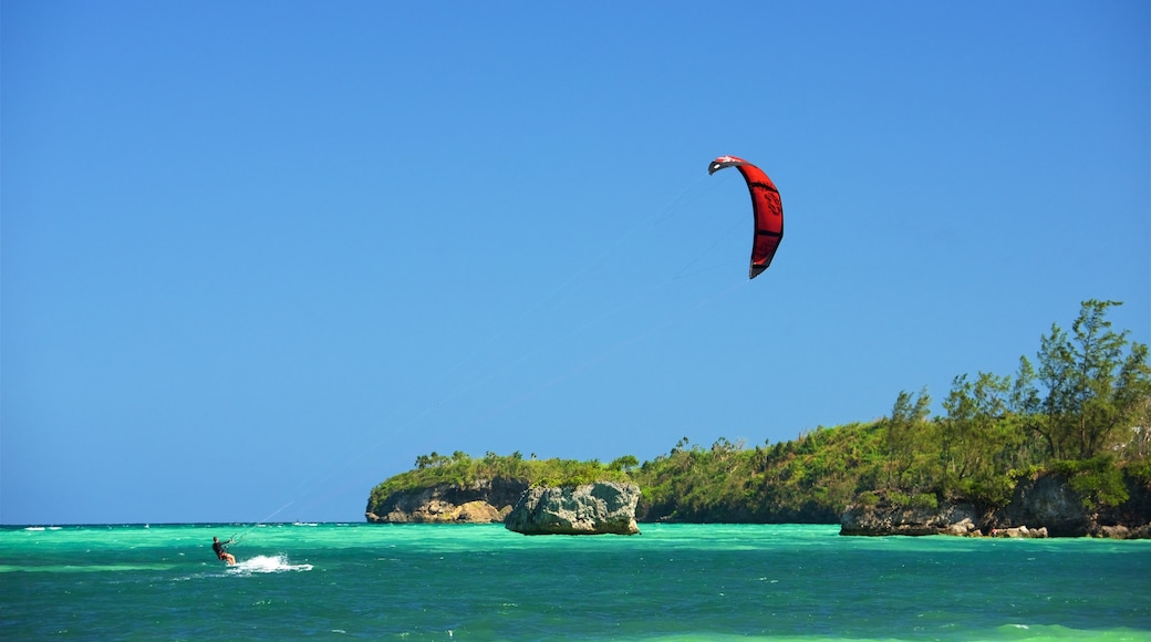 Aklan que incluye escenas tropicales, paravelismo y vistas de una costa