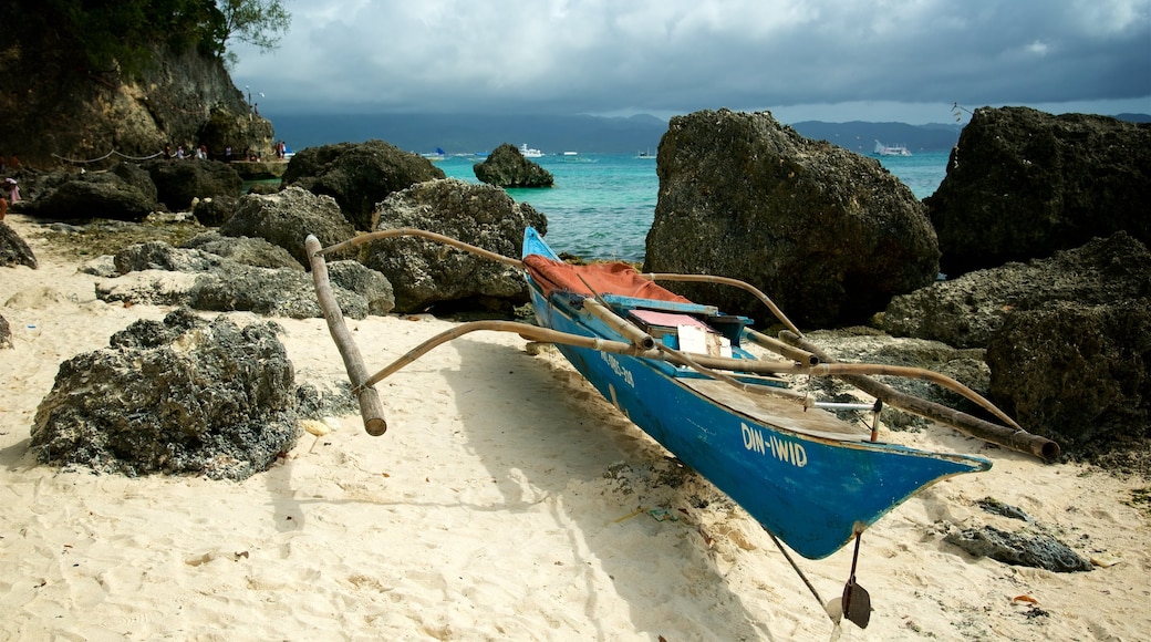 Aklan mettant en vedette plage, baie ou port et côte rocheuse