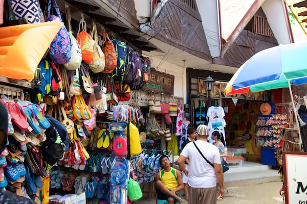 Markt D\'mall de Boracay mit einem Märkte sowie einzelner Mann