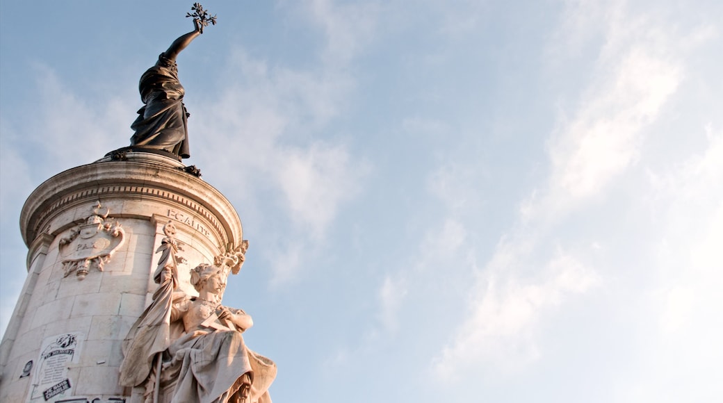 Place de la Republique ofreciendo un monumento y una estatua o escultura