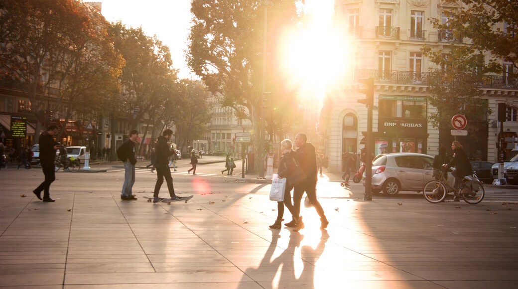 Praça da República que inclui cenas de rua, um pôr do sol e uma cidade