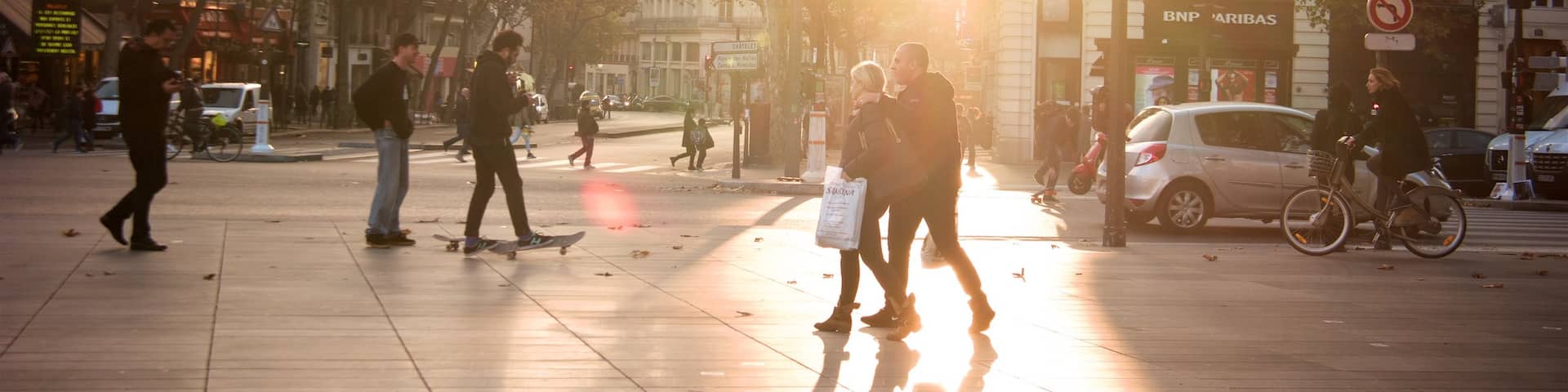 Place de la République qui includes scènes de rue, coucher de soleil et ville