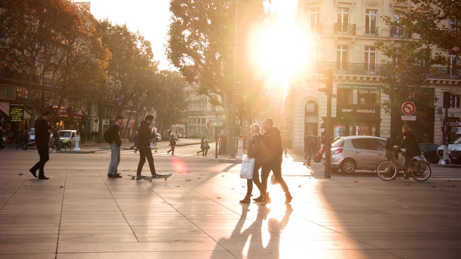 Place de la République toont een stad, straten en een zonsondergang