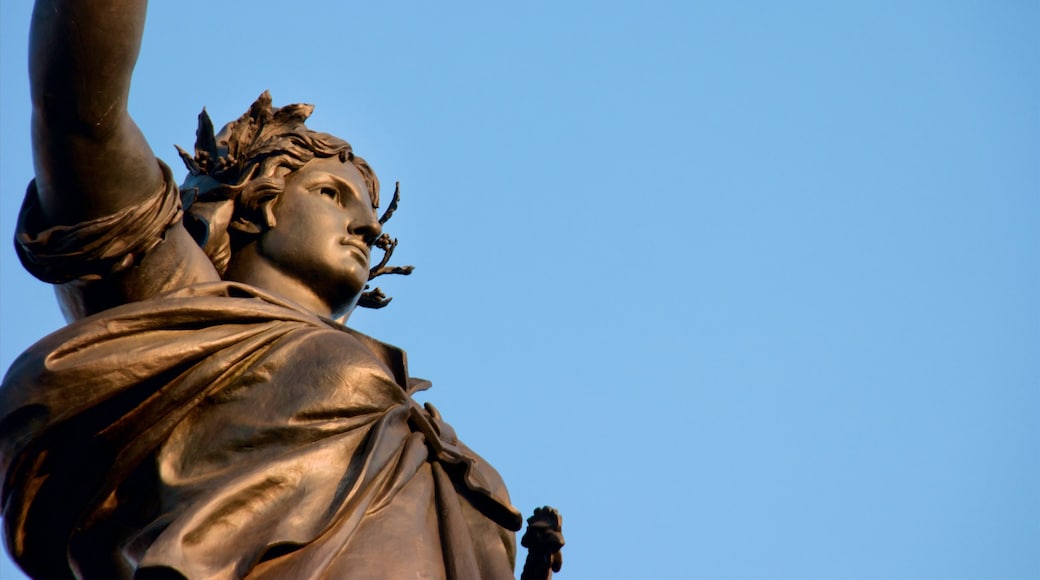 Place de la République mit einem Statue oder Skulptur