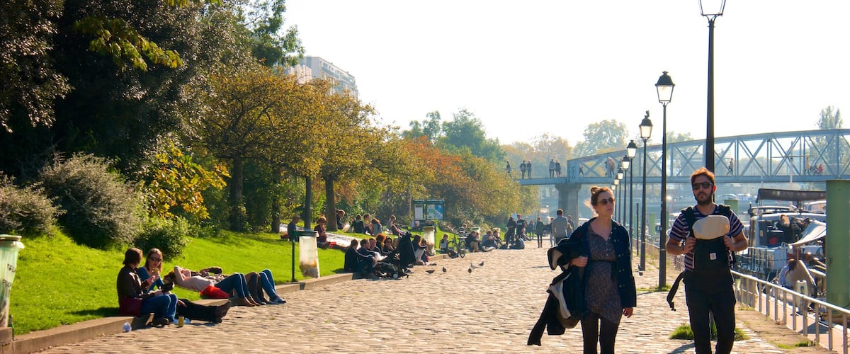Paris qui includes parc aussi bien que couple