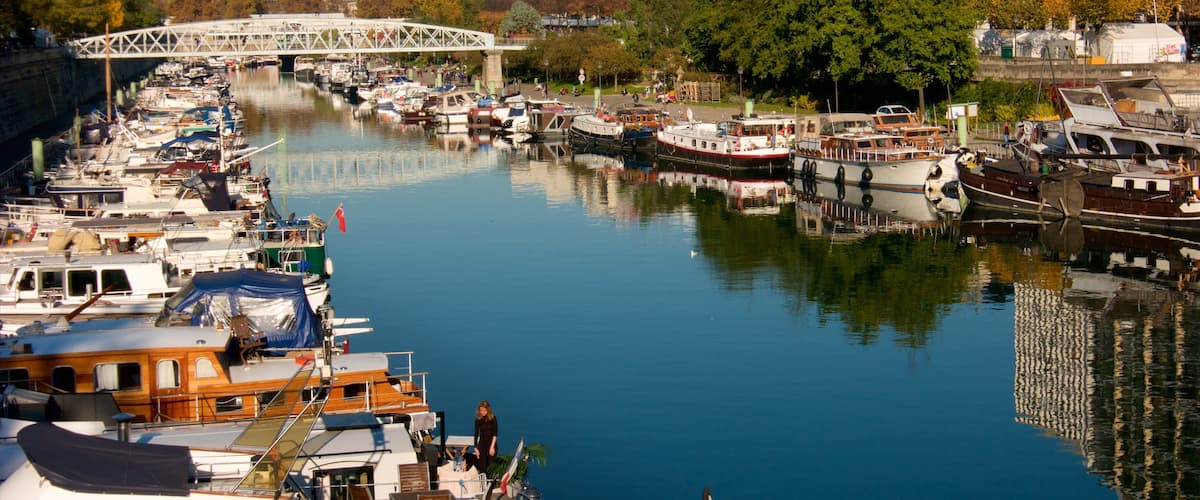 Paris mettant en vedette pont, rivière ou ruisseau et marina