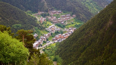 Arinsal das einen ruhige Szenerie und Kleinstadt oder Dorf