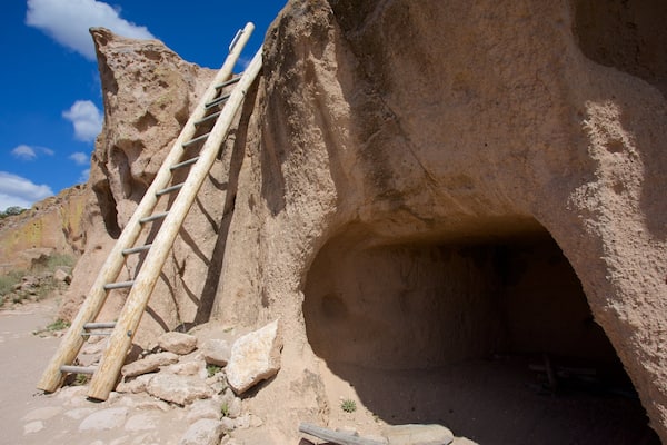 Puye Cliff Dwellings montrant vues du désert et grottes