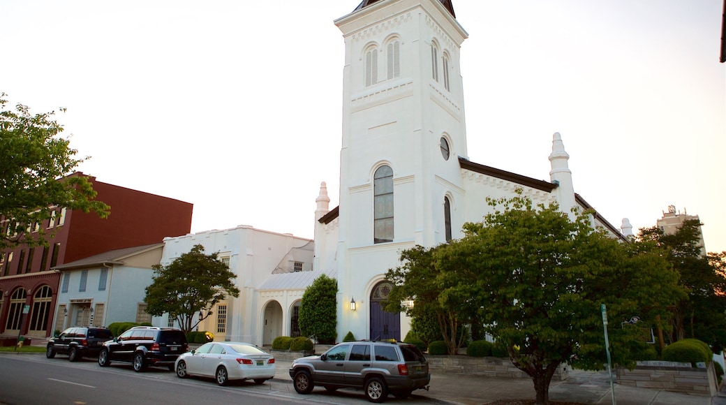 Huntsville caracterizando uma igreja ou catedral e cenas de rua