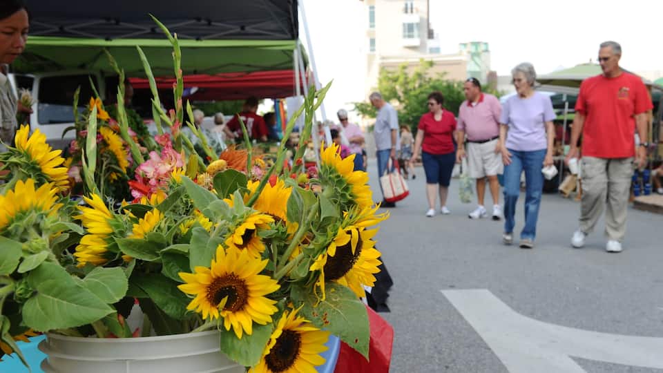 Fayetteville presenterar blommor och marknader