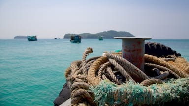 Phu Quoc joka esittää saarinäkymät ja venesatama