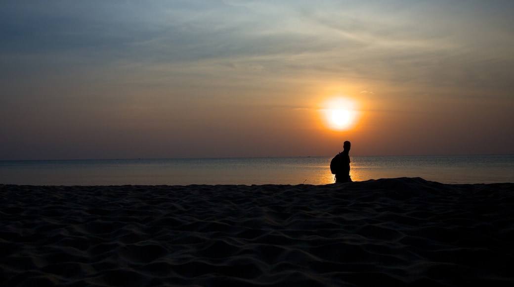 Phuquoc mostrando vista general a la costa y un atardecer y también un hombre