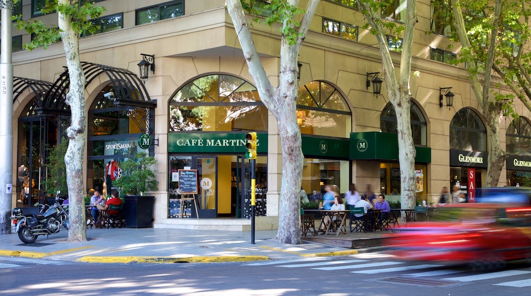 Praça da Espanha que inclui uma cidade e cenas de rua