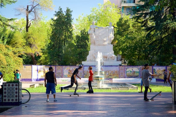 Place d\'Espagne mettant en vedette fontaine et jardin aussi bien que important groupe de personnes