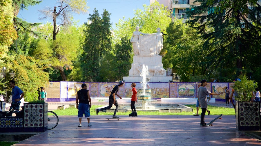 Plaza España bevat een fontein en een park en ook een grote groep mensen