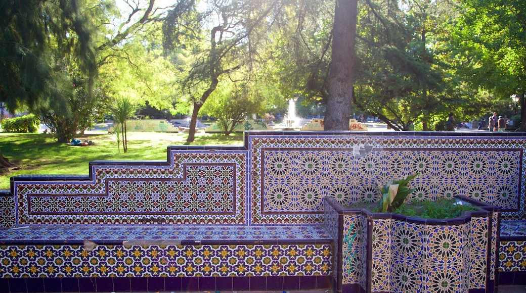 Plaza España ofreciendo arte al aire libre y jardín