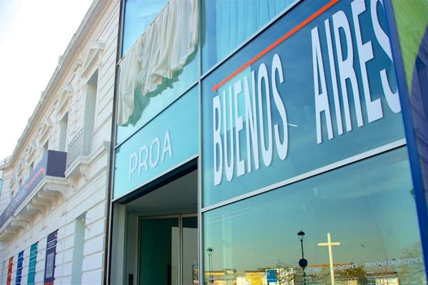 Fundación Proa mit einem Beschilderung