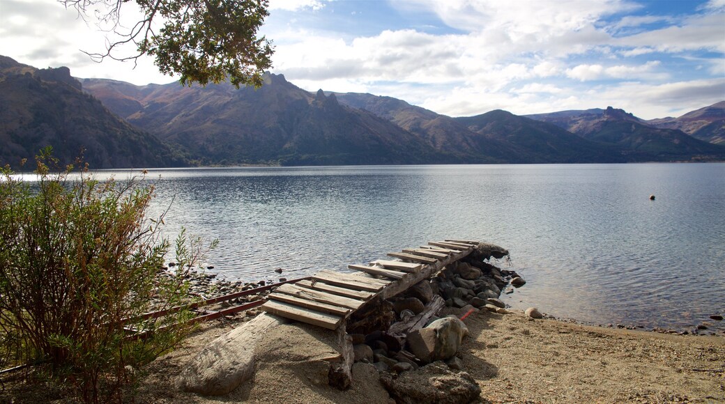 San MartĂn de los Andes mettant en vedette montagnes et lac ou Ă©tang