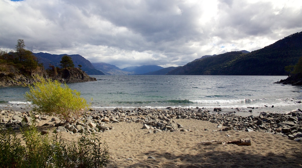 San Martín de los Andes mostrando montañas, una playa de arena y un lago o espejo de agua