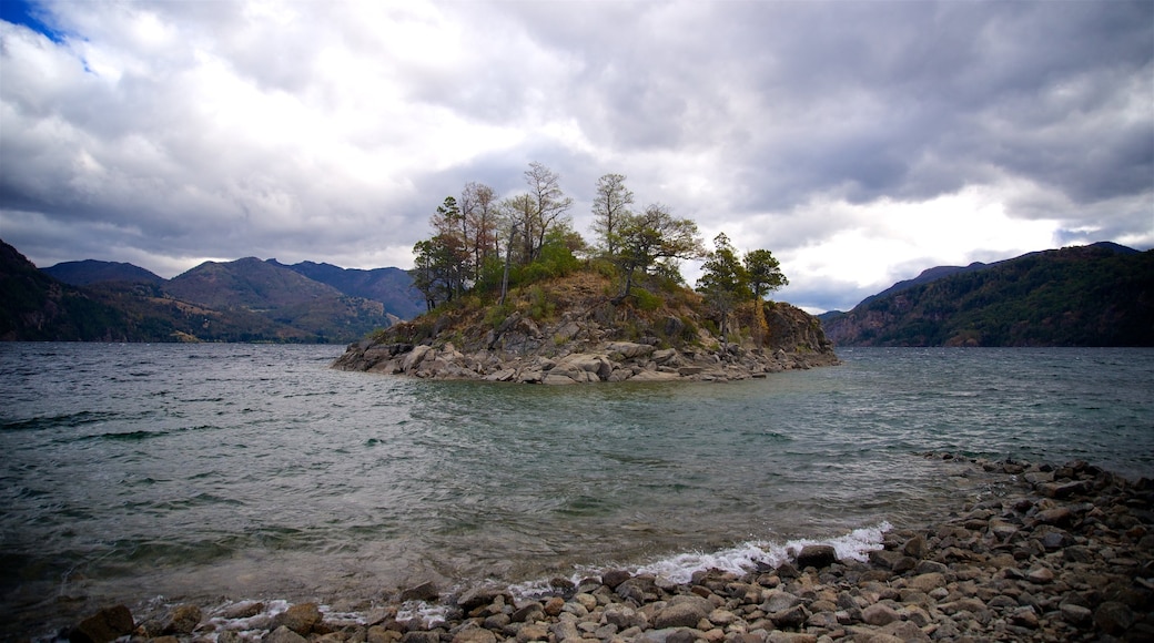 San Martin de los Andes caratteristiche di spiaggia di ciottoli, lago o sorgente d\'acqua e montagna