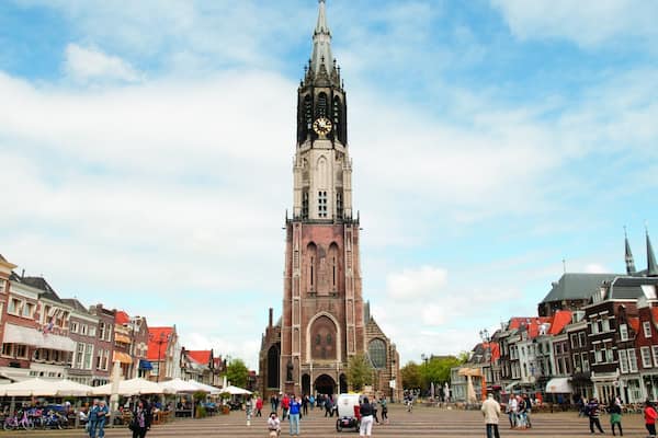 Delft mettant en vedette église ou cathédrale et square ou place aussi bien que important groupe de personnes
