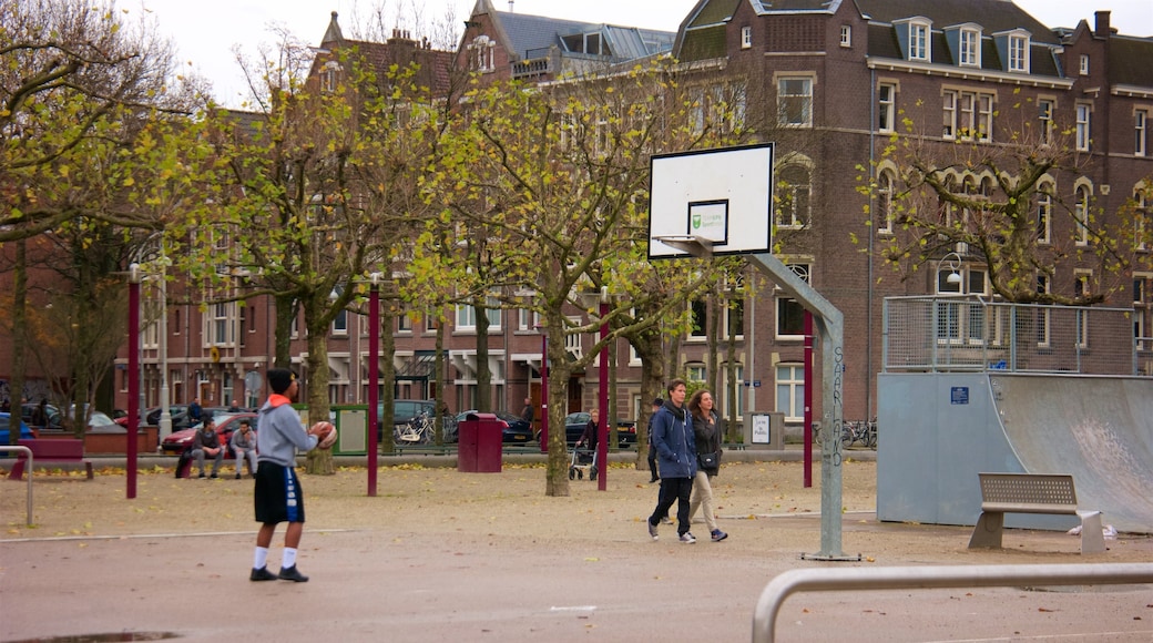 Museumplein das einen Garten und Kleinstadt oder Dorf sowie kleine Menschengruppe