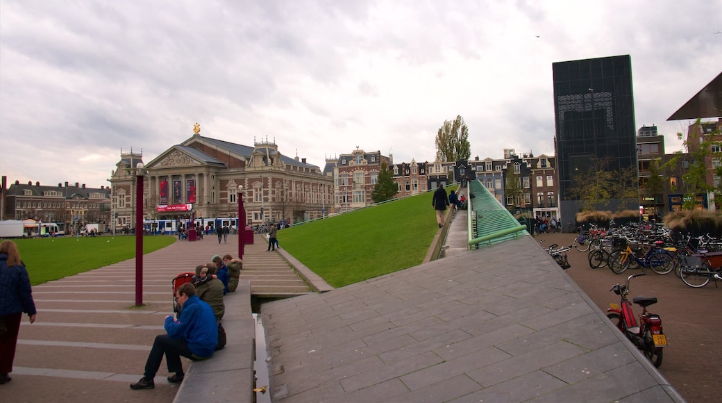 Museumplein fasiliteter samt gatescener i tillegg til en stor gruppe med mennesker